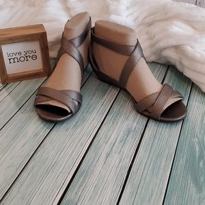 Strappy small wedge sandals